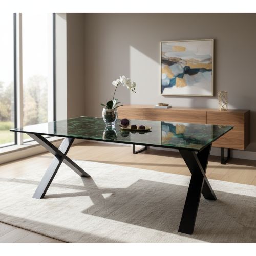 Rektangulärt designbord med färgad glasskiva och svarta metallben i modernt uttryck